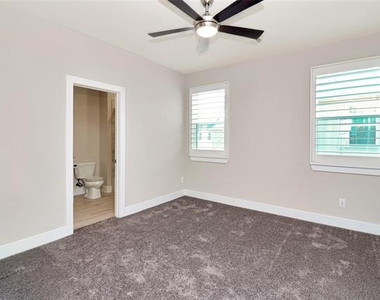 2601 La Altura Lane - Photo Thumbnail 11