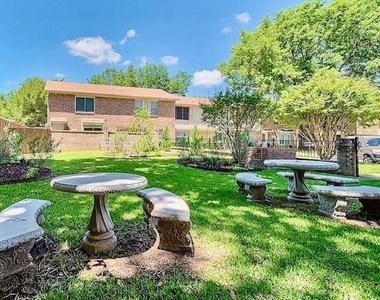 520 Pecan Acres Court - Photo Thumbnail 4