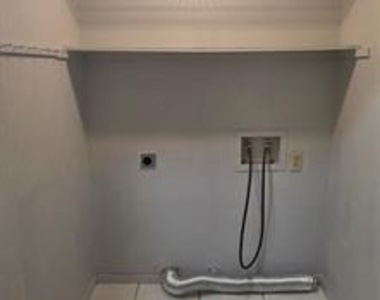 822 Colchester Drive - Photo Thumbnail 8