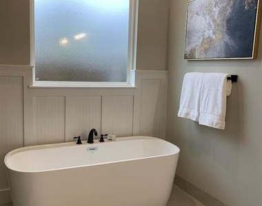 306 Village Way - Photo Thumbnail 7