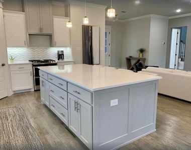 306 Village Way - Photo Thumbnail 4