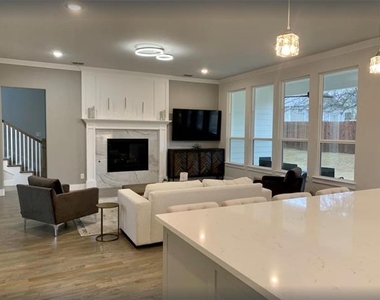 306 Village Way - Photo Thumbnail 3