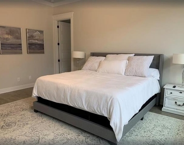 306 Village Way - Photo Thumbnail 5