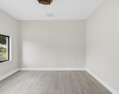 216 S C - Photo Thumbnail 10