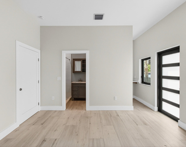 216 S C - Photo Thumbnail 5