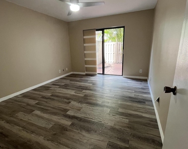 616 Executive Center Drive - Photo Thumbnail 2
