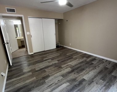 616 Executive Center Drive - Photo Thumbnail 3