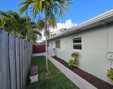 1021 Sw 32nd Court - Photo Thumbnail 9