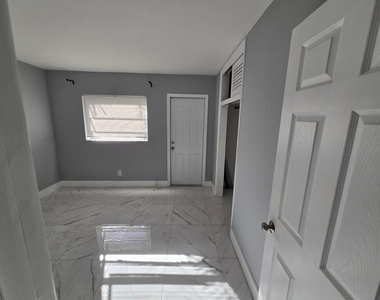 1021 Sw 32nd Court - Photo Thumbnail 1