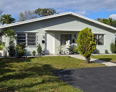 1021 Sw 32nd Court - Photo Thumbnail 7