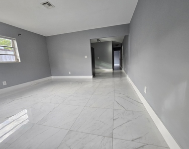 1021 Sw 32nd Court - Photo Thumbnail 3