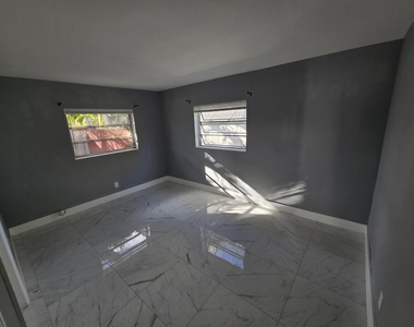 1021 Sw 32nd Court - Photo Thumbnail 6