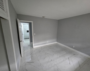 1021 Sw 32nd Court - Photo Thumbnail 5