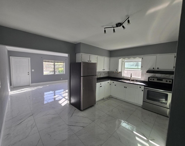 1021 Sw 32nd Court - Photo Thumbnail 2