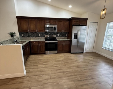 249 Ne Glentry Avenue - Photo Thumbnail 5