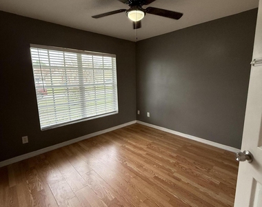 249 Ne Glentry Avenue - Photo Thumbnail 2