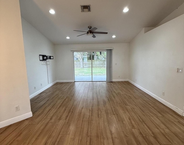 249 Ne Glentry Avenue - Photo Thumbnail 6