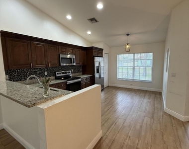 249 Ne Glentry Avenue - Photo Thumbnail 7