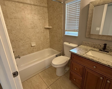 249 Ne Glentry Avenue - Photo Thumbnail 3