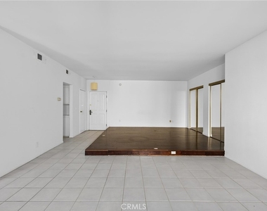 4441 Woodman Avenue - Photo Thumbnail 9