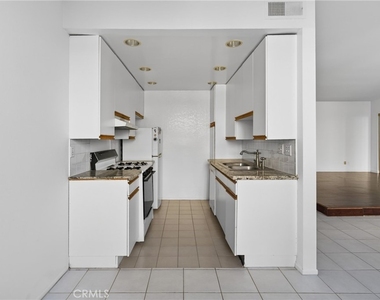 4441 Woodman Avenue - Photo Thumbnail 12