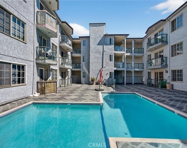 4441 Woodman Avenue - Photo Thumbnail 24