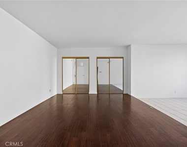 4441 Woodman Avenue - Photo Thumbnail 4