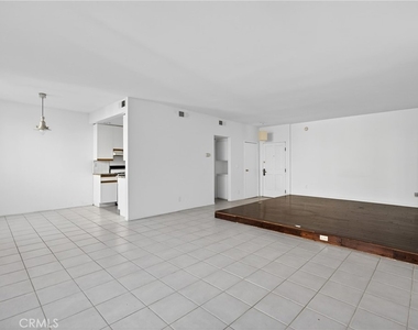 4441 Woodman Avenue - Photo Thumbnail 8