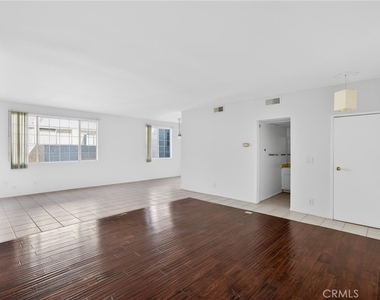 4441 Woodman Avenue - Photo Thumbnail 6