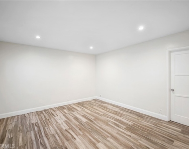 2930 Fairmount Avenue - Photo Thumbnail 3