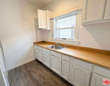 881 W 23rd Street - Photo Thumbnail 3