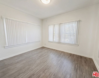 881 W 23rd Street - Photo Thumbnail 2