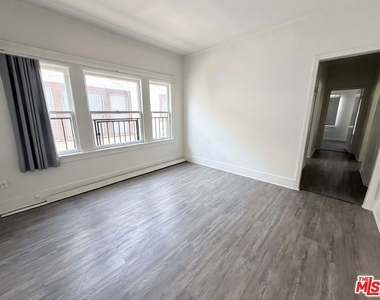 881 W 23rd Street - Photo Thumbnail 1