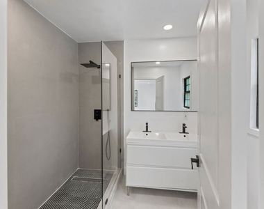 1800 E Benedict Canyon Drive - Photo Thumbnail 16