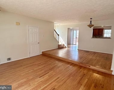 898 Bayridge Drive - Photo Thumbnail 3