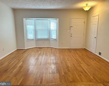 898 Bayridge Drive - Photo Thumbnail 4