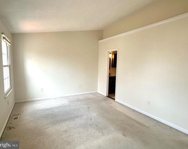 898 Bayridge Drive - Photo Thumbnail 12