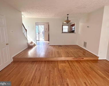 898 Bayridge Drive - Photo Thumbnail 2