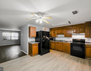 1610 Wentworth Avenue - Photo Thumbnail 12