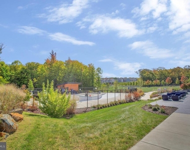 244 Mainstream Drive - Photo Thumbnail 33