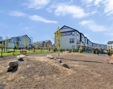 244 Mainstream Drive - Photo Thumbnail 28