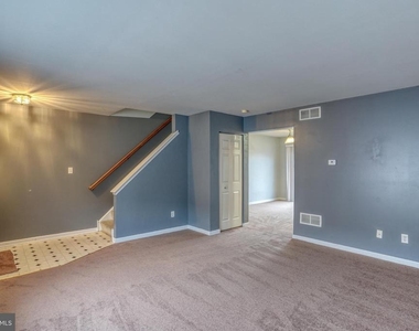407 Champs Lane - Photo Thumbnail 9