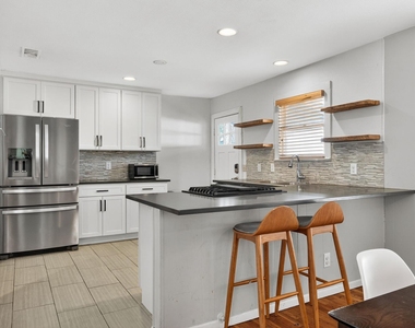 609 Fletcher St - Photo Thumbnail 8