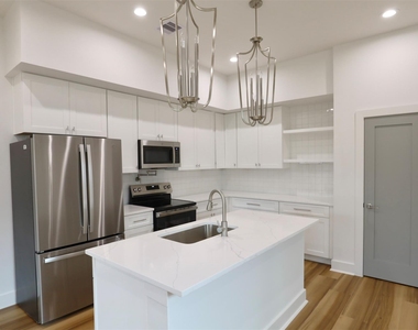 421 E 41st Street - Photo Thumbnail 10