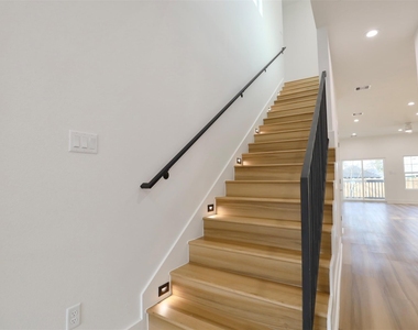 421 E 41st Street - Photo Thumbnail 18