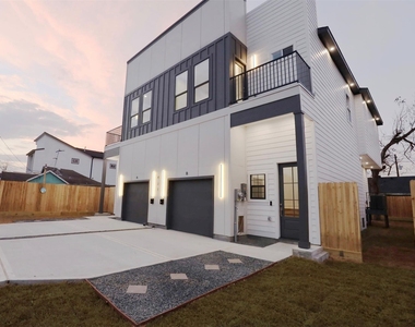 421 E 41st Street - Photo Thumbnail 2