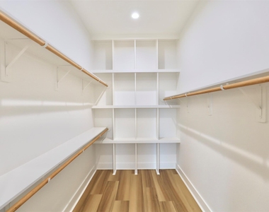 421 E 41st Street - Photo Thumbnail 23