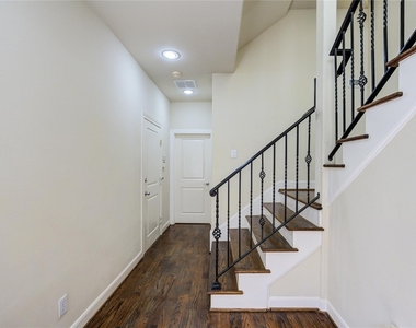 5813 Washington Avenue - Photo Thumbnail 3