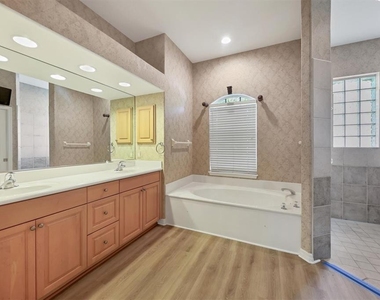 4920 Old Oakleaf Drive - Photo Thumbnail 23