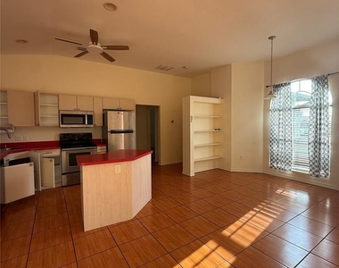 239 Venetia Avenue - Photo Thumbnail 10